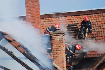 Incendiu de proporţii în satul Culmea: 26 de persoane au rămas fără locuinţe